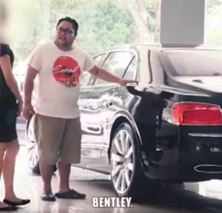太解氣男子穿短褲拖鞋去買車，銷售員不識真相狗眼看人低結果被打臉［內附視頻］