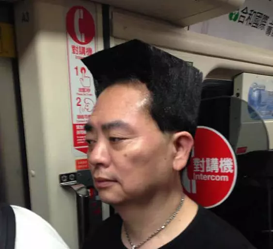 他在北捷遇到「90°直角方塊頭」 12級風也吹不動的髮型背後藏心酸原因