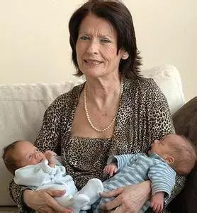 她已經是50歲的人了,卻嫁給一個年輕小伙子,婚後心都涼了