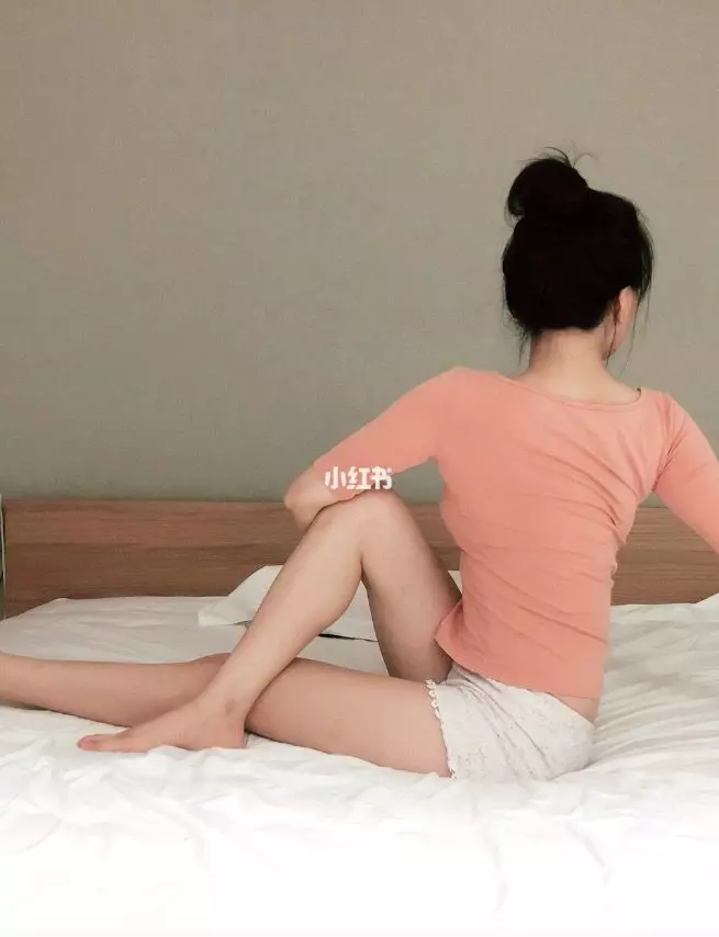 鍛練美腿只需15分鐘!6招「美腿排毒」睡前瑜伽