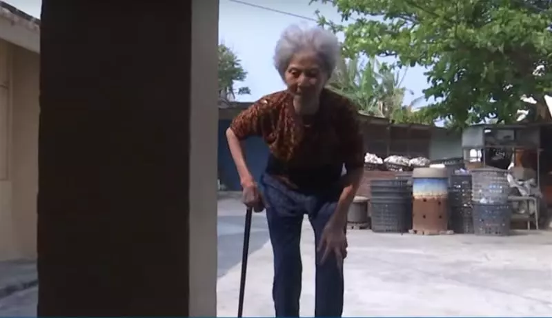 84歲駝背阿嬤撞柱「仰後一摔」 竟神奇痊癒站直,醫生傻眼,全網驚呆:因禍得福