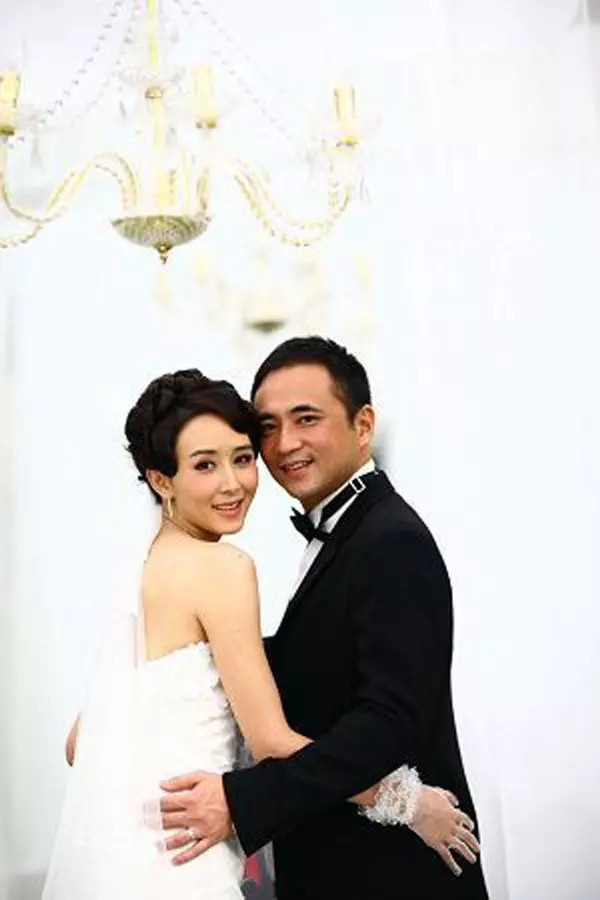 胡靜疑婚姻觸礁 醜態曝光