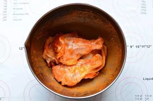 在家自製烤雞腿,「臭兒子」直舔手指,孩子吃飯不用愁