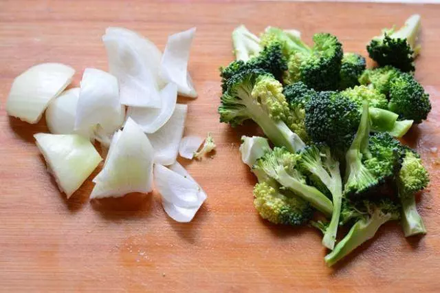 在家自製烤雞腿,「臭兒子」直舔手指,孩子吃飯不用愁
