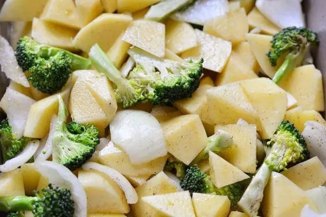 在家自製烤雞腿,「臭兒子」直舔手指,孩子吃飯不用愁