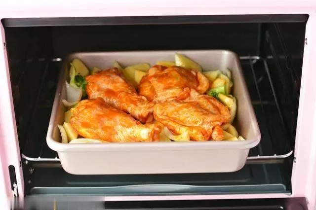 在家自製烤雞腿,「臭兒子」直舔手指,孩子吃飯不用愁