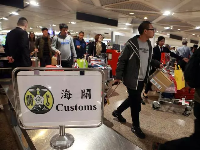 都被摸遍了!宣傳新劇卻被『海關搜身』,張棟樑罕見發火:連內褲都不放過!