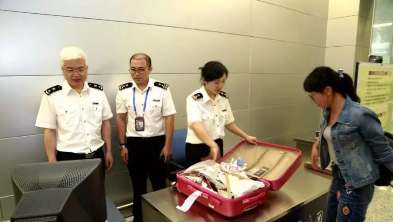 都被摸遍了!宣傳新劇卻被『海關搜身』,張棟樑罕見發火:連內褲都不放過!