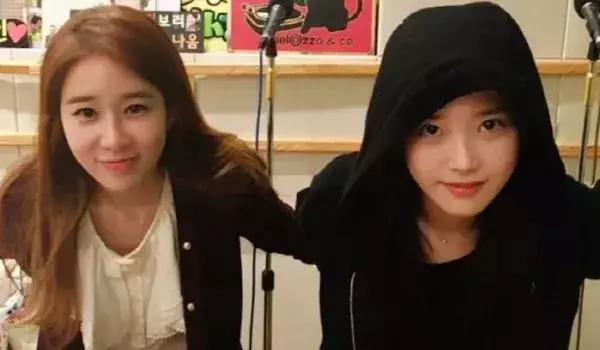 忘年之交!IU「小閨蜜11歲」視彼此為知己 至親姊妹情「再忙也要見一面」:有妳很幸福~