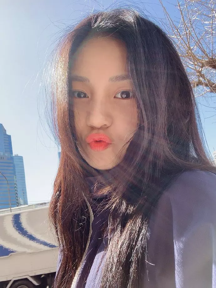 [GFRIEND][分享]190320 俞宙果汁美貌自拍照公開透露《時間流逝》有成員自我介紹編舞