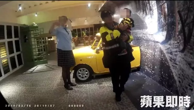 離譜!粗心家長只顧聊天,連2歲男童離家外出都不知覺