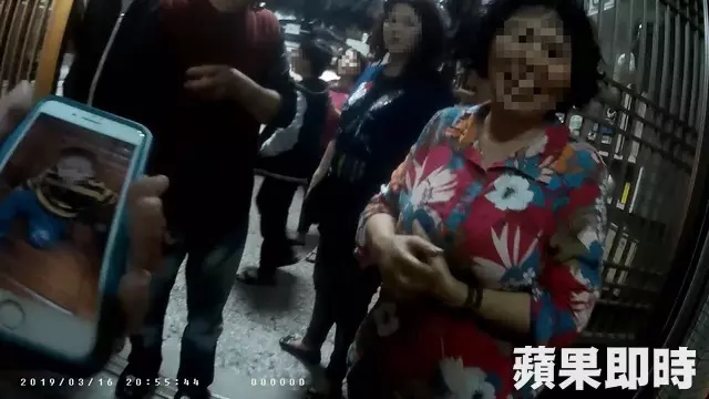 離譜!粗心家長只顧聊天,連2歲男童離家外出都不知覺