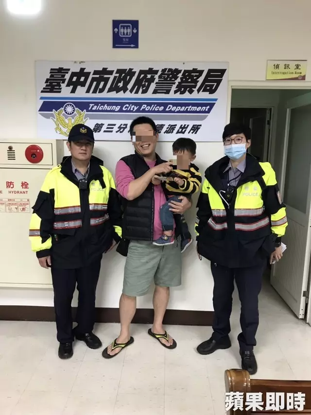 離譜!粗心家長只顧聊天,連2歲男童離家外出都不知覺