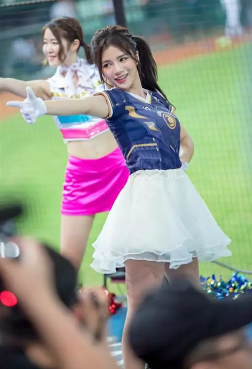 啦啦隊寫真PK戰登場! 最美成員羚小鹿對上年度女神峮峮
