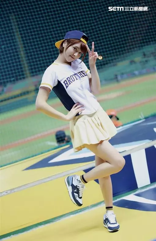 啦啦隊寫真PK戰登場! 最美成員羚小鹿對上年度女神峮峮