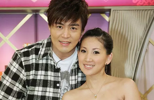 43歲男星帶妻見新歡,街頭與新歡甜蜜相擁,妻子在旁強忍淚水