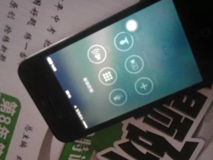 丈夫一加班，閨蜜就關機，妻子起疑，偷摸去她家查探後，笑著回家