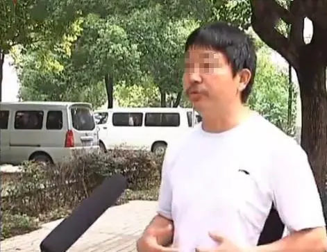 男子月入過萬卻買不起一個燒餅,苦求妻子離婚被拒,妻子:沒門