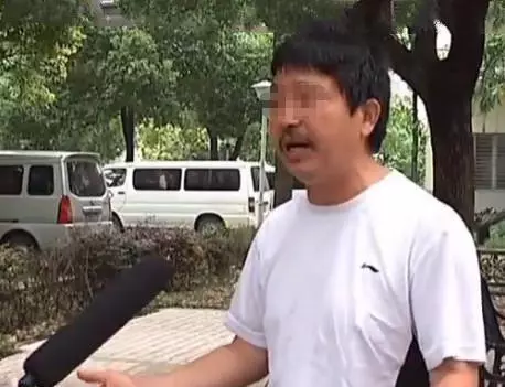 男子月入過萬卻買不起一個燒餅,苦求妻子離婚被拒,妻子:沒門