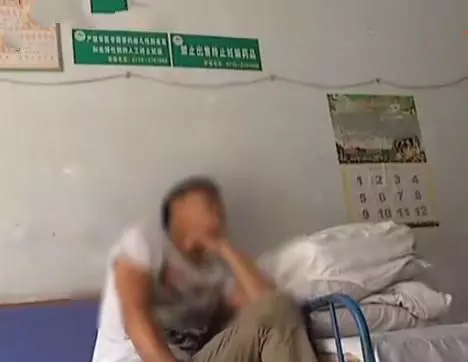 男子月入過萬卻買不起一個燒餅,苦求妻子離婚被拒,妻子:沒門