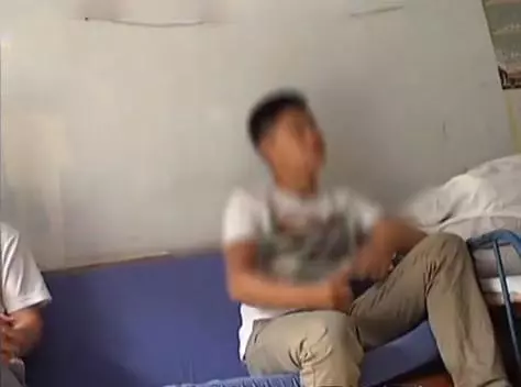 男子月入過萬卻買不起一個燒餅,苦求妻子離婚被拒,妻子:沒門