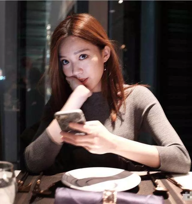 黃日華28歲女兒近照曝光,五官精緻氣質出眾,不愧是校花級別美女!