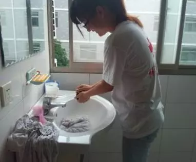幫老公洗衣服發現一支口紅,在他口袋放入錄音筆,隔天打開俺傻住