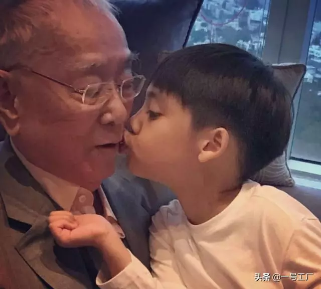 8歲小孩坐擁百億資產,爺爺花500萬給他辦百天宴,還送他50億豪宅!