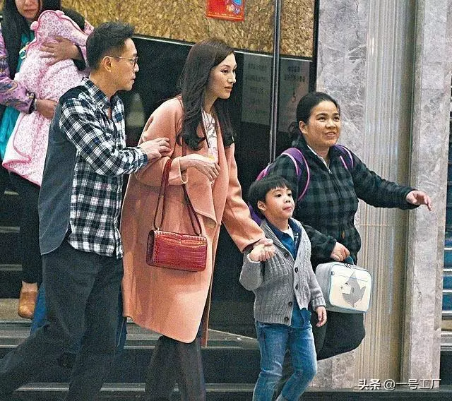 8歲小孩坐擁百億資產,爺爺花500萬給他辦百天宴,還送他50億豪宅!