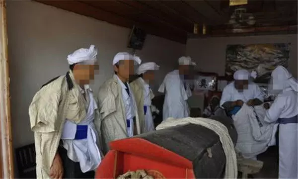 婆婆去世,兒媳送行燒了她的衣物,灰里發現一個鐵盒,掀開蒙住