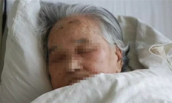 婆婆去世,兒媳送行燒了她的衣物,灰里發現一個鐵盒,掀開蒙住