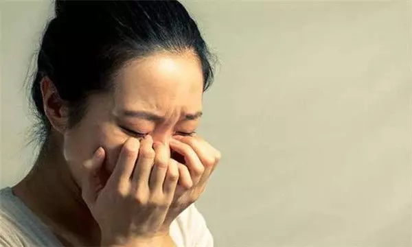 婆婆去世,兒媳送行燒了她的衣物,灰里發現一個鐵盒,掀開蒙住