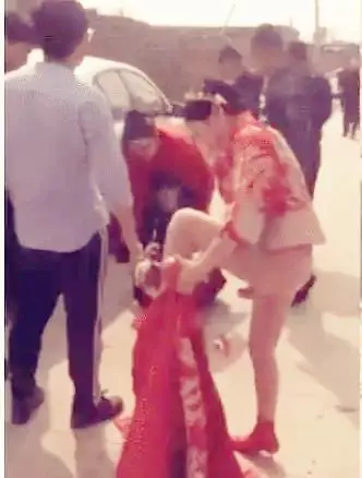 新娘遭婚鬧拒絕下跪,婚禮服下半身被撕扯掉,三觀不合就離了吧!