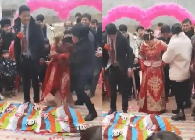 新娘遭婚鬧拒絕下跪,婚禮服下半身被撕扯掉,三觀不合就離了吧!