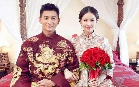 新娘遭婚鬧拒絕下跪,婚禮服下半身被撕扯掉,三觀不合就離了吧!