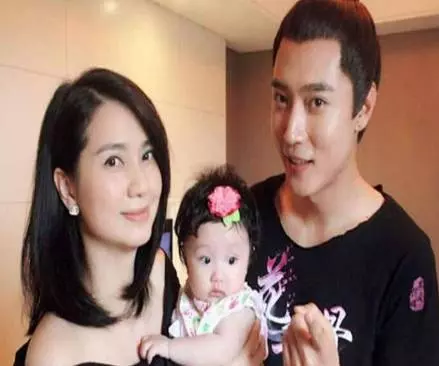 懷孕後就被丈夫拋棄,獨自撫養兒13年,48歲再獲愛情一家4口很幸福!