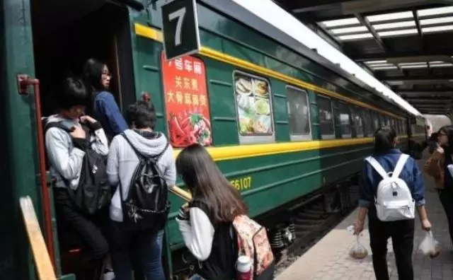 女員工坐火車出差,途中給孕婦讓座,第二天回公司,被老闆開除