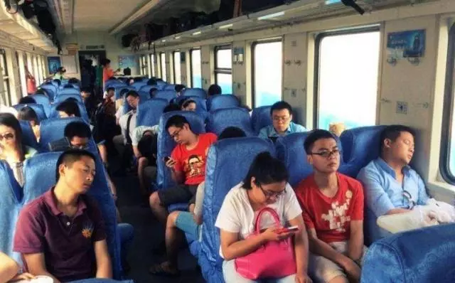 女員工坐火車出差,途中給孕婦讓座,第二天回公司,被老闆開除
