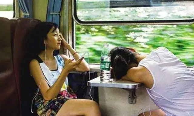女員工坐火車出差,途中給孕婦讓座,第二天回公司,被老闆開除