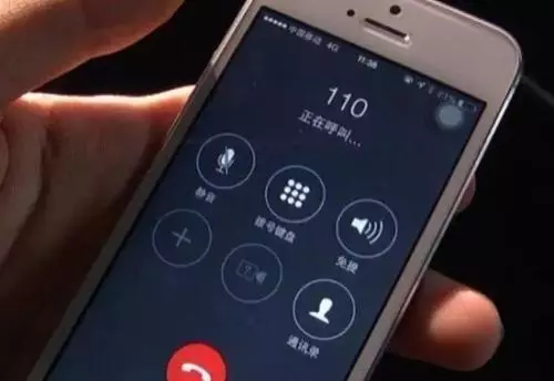 父親帶女兒游泳,女兒總說水太燙,父親無奈跑去檢查後,果斷報警