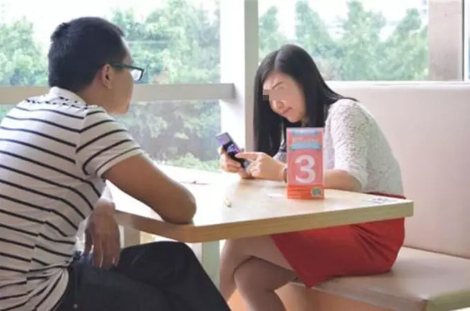 女子去相親,對方總偷摸蹭她腿,她不解,假裝撿筷子一瞧,報了警