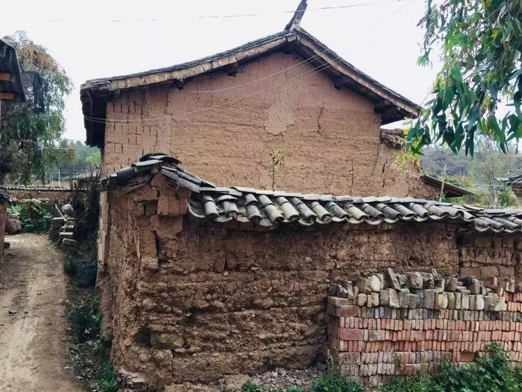 母親生病住院,男子偷偷給母親寄錢,到醫院去看望後傻住