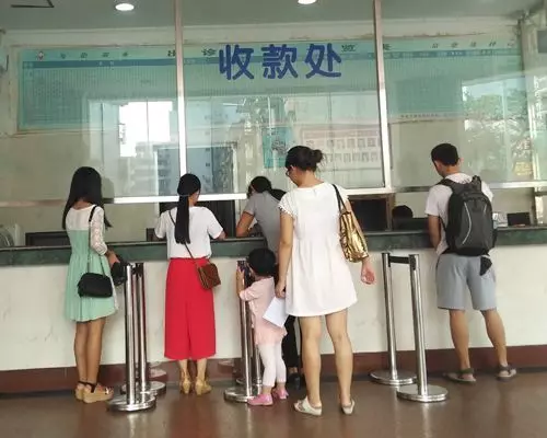 母親生病住院,男子偷偷給母親寄錢,到醫院去看望後傻住
