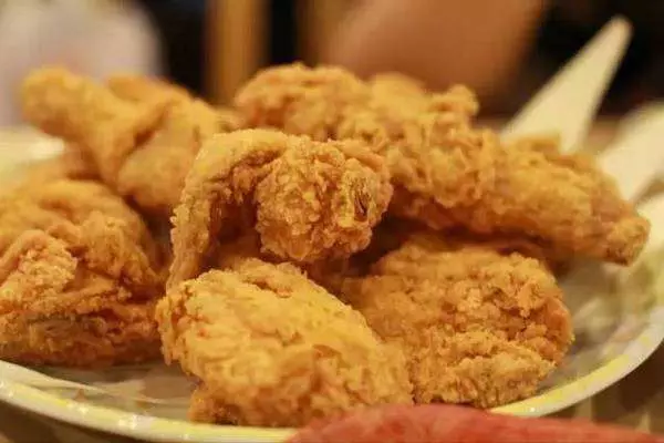 「胖老爹」炸雞排超久被罵是「飢餓行銷」?!員工出面喊屈,反駁我們忙到都快哭了!