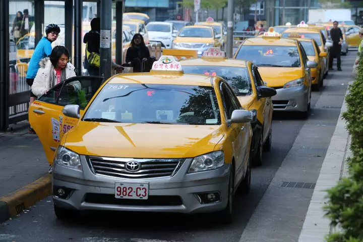 「Uber vs 小黃」誰勝出?PTT鄉民曝「關鍵點」高低秒判...柯P一句話神補槍:我笑了