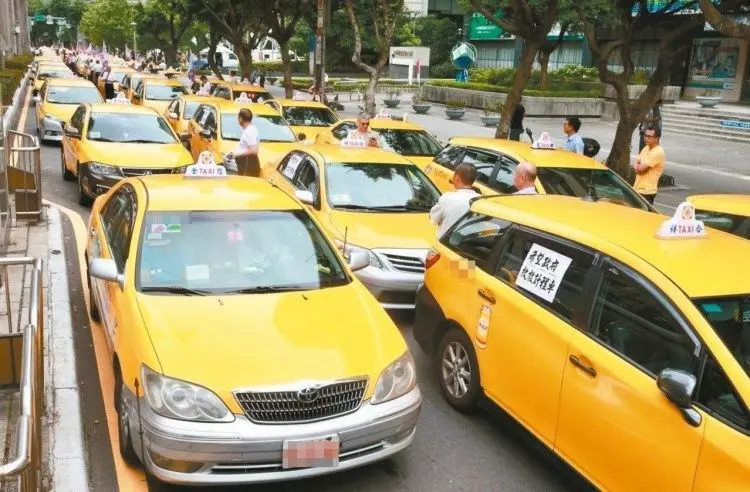 「Uber vs 小黃」誰勝出?PTT鄉民曝「關鍵點」高低秒判...柯P一句話神補槍:我笑了