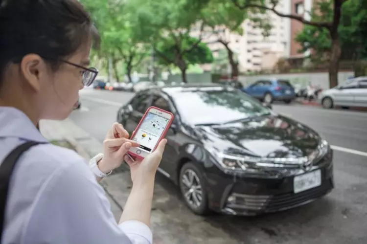 「Uber vs 小黃」誰勝出?PTT鄉民曝「關鍵點」高低秒判...柯P一句話神補槍:我笑了