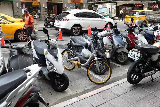 「Uber vs 小黃」誰勝出?PTT鄉民曝「關鍵點」高低秒判...柯P一句話神補槍:我笑了