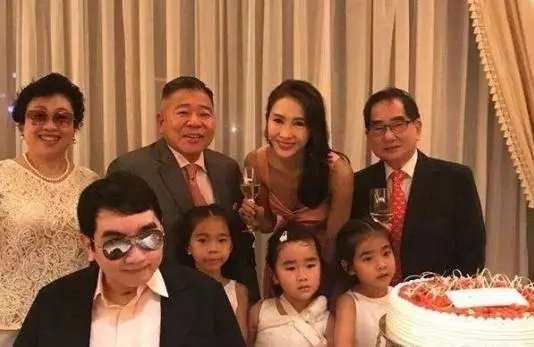 黎姿為弟弟忙碌事業,為老公連生三女,如今與兩個女兒同框顯幸福