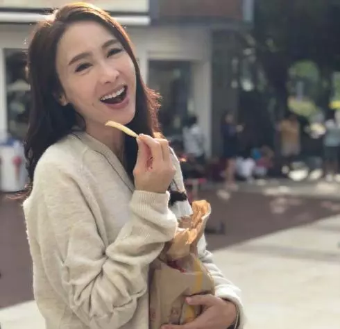 黎姿為弟弟忙碌事業,為老公連生三女,如今與兩個女兒同框顯幸福